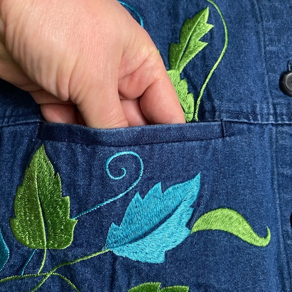 Coldwater Creek woman’s denim jacket Floral Embroidered  size SP - Picture 11 of 12